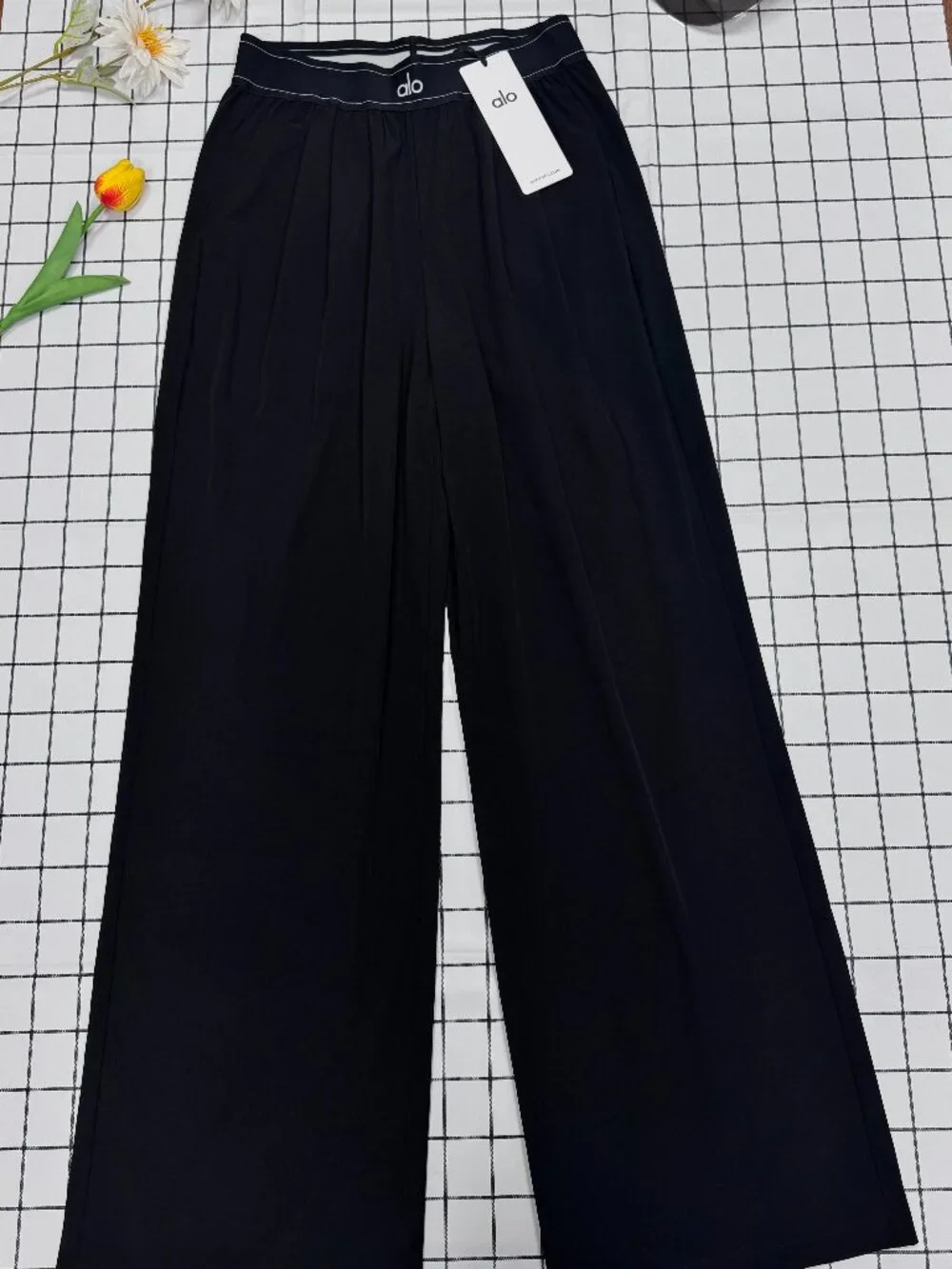 NWT 😘😀 ALO Yoga Black Suit Up Pants ( Regular ) 30-inch inner seam